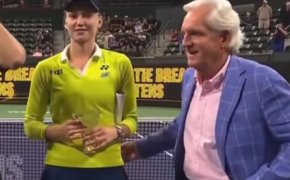 Рыбакина попала в неловкую ситуацию в США (ВИДЕО)