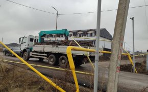 Грузовик повредил 150 метров газопровода в Алматы