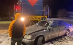 Локомотив протащил автомобиль на переезде в Семее
