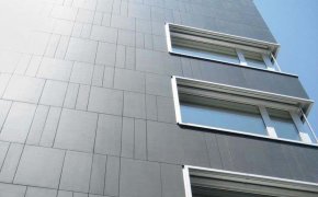 Утеплитель рухнул на землю с ЖК из-за сильного ветра в Астане (ВИДЕО)