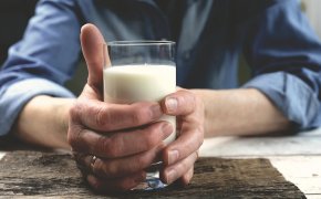 С чем пить кефир и когда это делать: советы эксперта