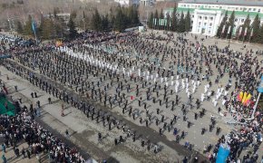 2000 мужчин одновременно станцевали кара жорга в Кокшетау (ВИДЕО)