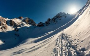 19-летнюю девушку с травмой головы спасли в горах Алматы (ВИДЕО)