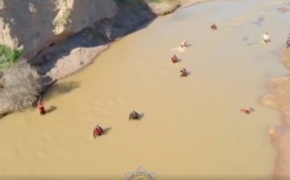 Спасатели бросаются в бурную реку Келес в поисках утонувшего ребенка