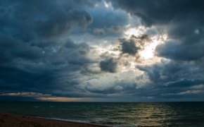 Боеприпасы выпали с военного самолета на Иссык-Куле