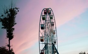 Колесо обозрения с 80 людьми внезапно рухнуло на землю в Индии