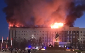 Кровля здания облакимата горит в Актобе