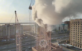 Башенный кран загорелся в Астане