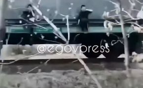 Подростки катались снаружи поезда в Алматы (ВИДЕО)