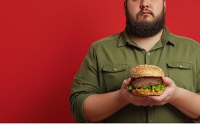 Как перестать заедать стресс: советы врача