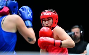 Казахстан уже с медалями: семь боксеров вышли в полуфинал Кубка мира
