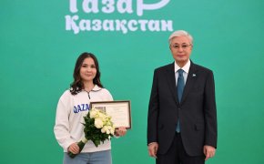 Глава государства наградил активных участников акции "Таза Қазақстан"