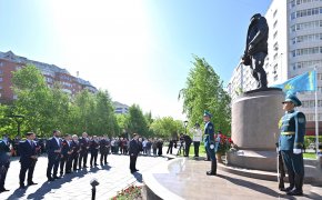 Ерлан Кошанов возложил цветы к памятнику Талгату Бигельдинову