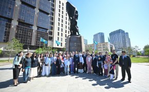 Маулен Ашимбаев возложил цветы к памятнику Рахимжану Кошкарбаеву