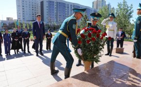 Ерлан Карин возложил цветы к памятнику Бауыржану Момышулы