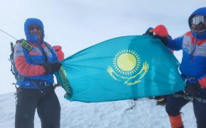 Флаг Казахстана и знамя AMANAT подняли на вершину в Гималаях