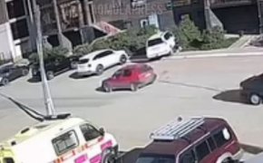 Автомобиль снес ребенка на тротуаре в Кокшетау (ВИДЕО)