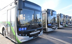 Новый рекорд: 55-летняя учительница протащила автобус весом 13,5 тонны в Астане (ВИДЕО)