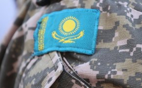 Пятерых парней увезли в военкомат во время защиты диплома в Караганде