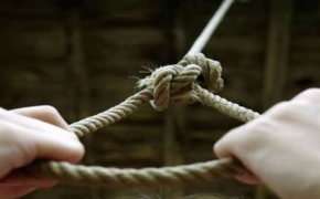 Мужчина накинул петлю на шею женщины и пытался задушить в Шамалгане (ВИДЕО)