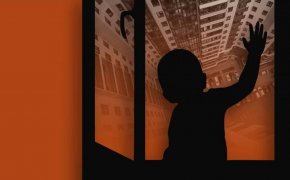 "Не установлены ни родители, ни квартира": загадочное падение годовалого ребенка из окна расследуют в Талдыкоргане