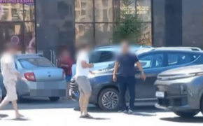 Два водителя устроили разборку посреди улицы в Астане (ВИДЕО)
