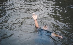 Дедушка погиб, пытаясь спасти тонувшую внучку в Актюбинской области