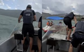 Катамаран унесло волнами на озере Жасыбай