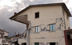20 человек пострадали при жестком землетрясении в Японии