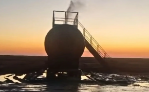 Выброс газа из заброшенной скважины произошел в Мангистау (ВИДЕО)