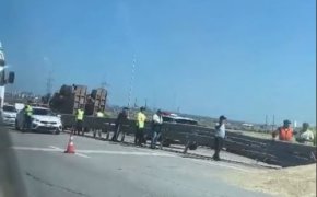 КамАЗ врезался в ограждение и перевернулся на трассе Караганда – Астана (ВИДЕО)
