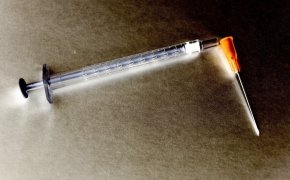 Самый большой штраф в истории получила медсестра за подделку справок о вакцинации от COVID-19