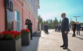 Токаев возложил цветы к мемориальной доске своего отца в Омске