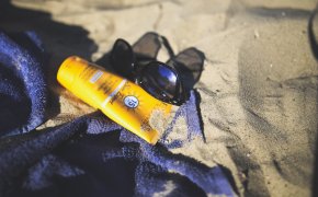 SPF — не только для пляжа: дерматолог объяснила, как выбрать солнцезащитный крем