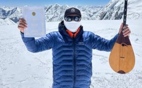 Казахстанец исполнил кюи и поднял Конституцию на вершину Памира