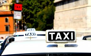 Таксист уехал, забыв мать с двумя детьми на трассе в ВКО