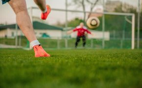 Футбольные ворота рухнули на ребенка в Астане