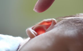 Не лезьте ватной палочкой: что нельзя делать, если после купания заложило ухо