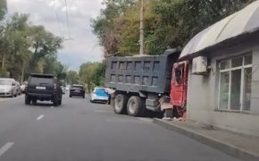 КамАЗ без водителя устроил цепное ДТП и влетел в остановку в Алматы (ВИДЕО)