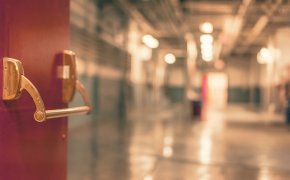Мужчина с ребенком провалился в кипяток на тротуаре в Павлодаре