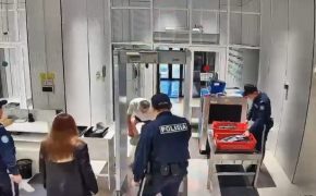 Пенсионер снял брюки в административном здании Астаны (ВИДЕО)