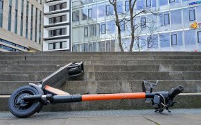 44-летний мужчина погиб после падения с самоката в Алматы
