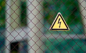 Разряд в 10 кВ: ребенок погиб на месте после удара током и падения в ЗКО