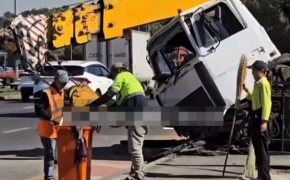 Автокран сорвался с высоты и вылетел на тротуар в Алматы