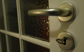 Голый мужчина зашел в чужую квартиру в Астане и лег спать рядом с тремя детьми