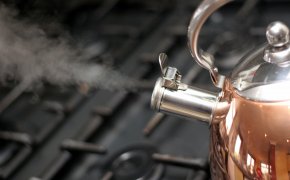 Нужно ли кипятить воду из-под крана: эксперт развеяла популярные мифы