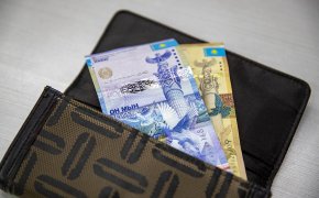 Из Казахстана за границу стали отправлять в два раза меньше денег