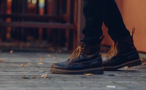 Названы признаки безопасной осенней обуви