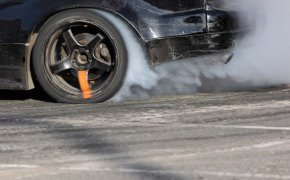 Водитель BMW устроил дрифт перед акиматом в Актюбинской области (ВИДЕО)