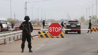 300 вооруженных человек пытались покинуть Казахстан. Их задержали